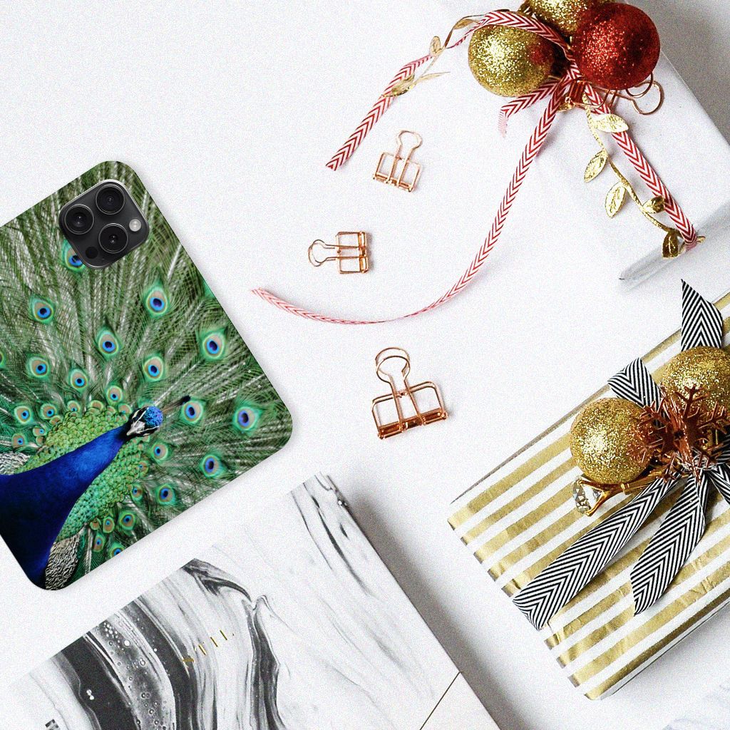 iPhone 15 Pro Hoesje maken Pauw met kleurrijk pauwenontwerp op een stijlvolle ondergrond met kerstdecoraties 🎄