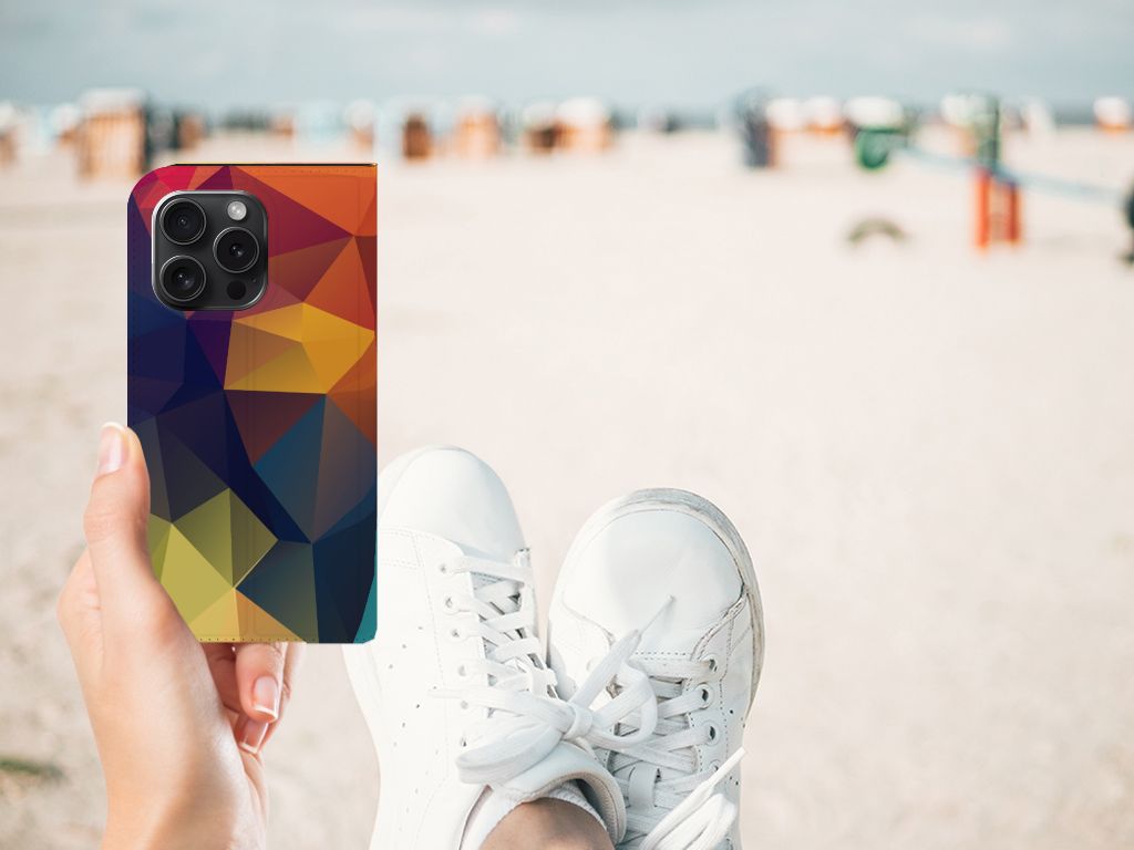 iPhone 15 Pro Stand Case Polygon Color met kleurrijke abstracte patronen in een zonnige omgeving.