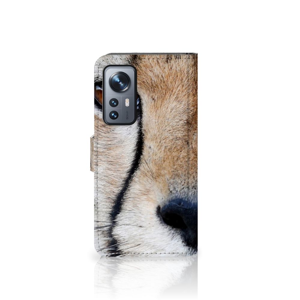 Xiaomi 12 | 12X Telefoonhoesje met Pasjes Cheetah met close-up afbeelding van cheeta gezicht.
