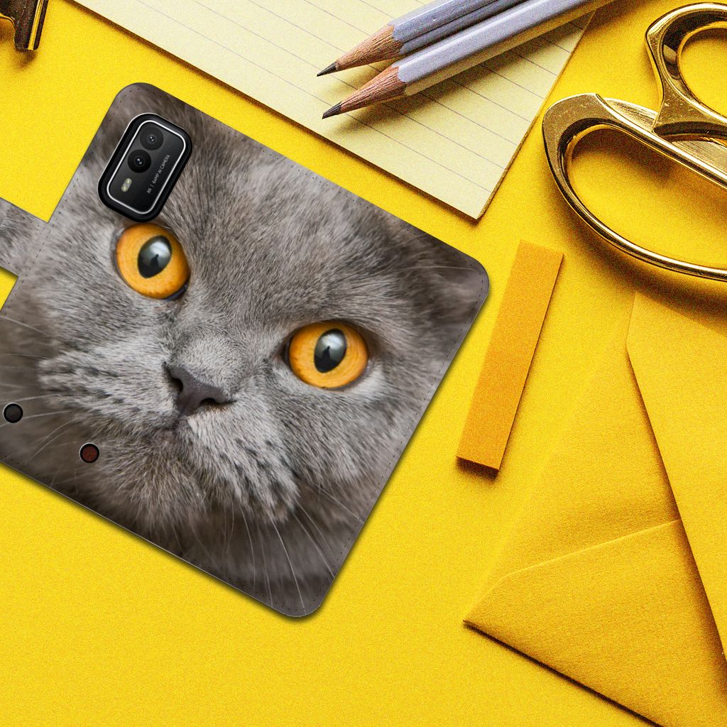 Telefoonhoesje met Pasjes Nokia XR21 Britse Korthaar met indrukwekkende grijze kat en gele ogen.