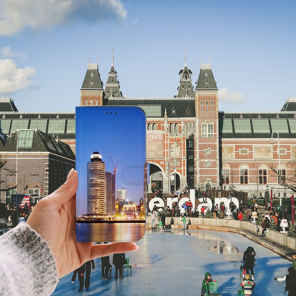 iPhone 13 Pro Max Flip Cover Rotterdam met skyline van Rotterdam achtergrond en mensen op de ijsbaan.