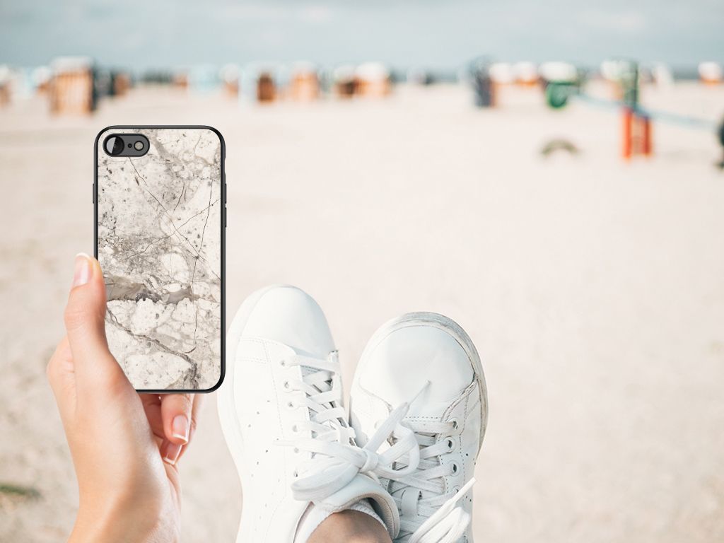 iPhone SE 2022 | SE 2020 | 7/8 Marmeren Print Telefoonhoesje Marmer Beige met witte sneakers op het strand