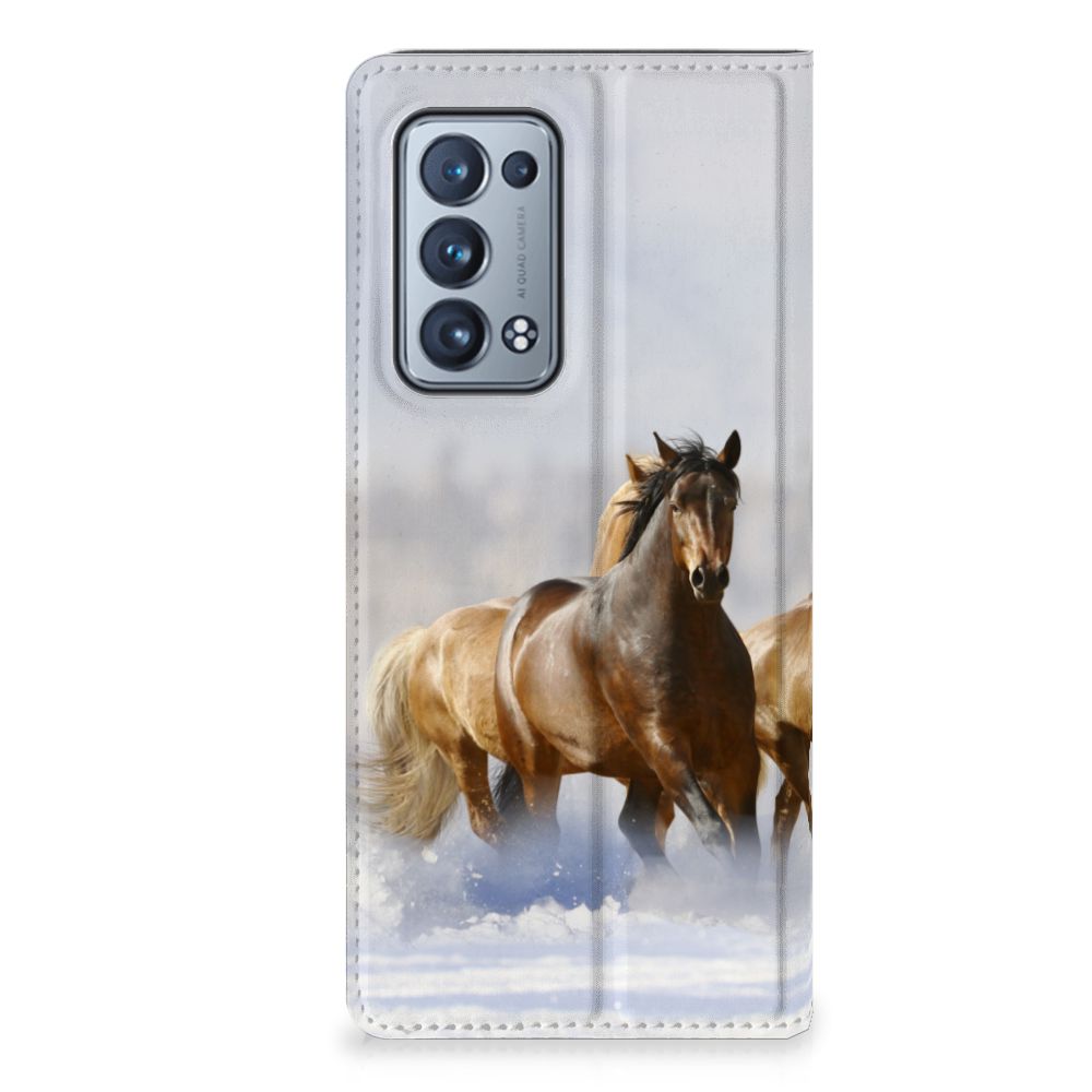 OPPO Reno 6 Pro Plus 5G Hoesje maken Paarden met een afbeelding van rennende paarden in de sneeuw.