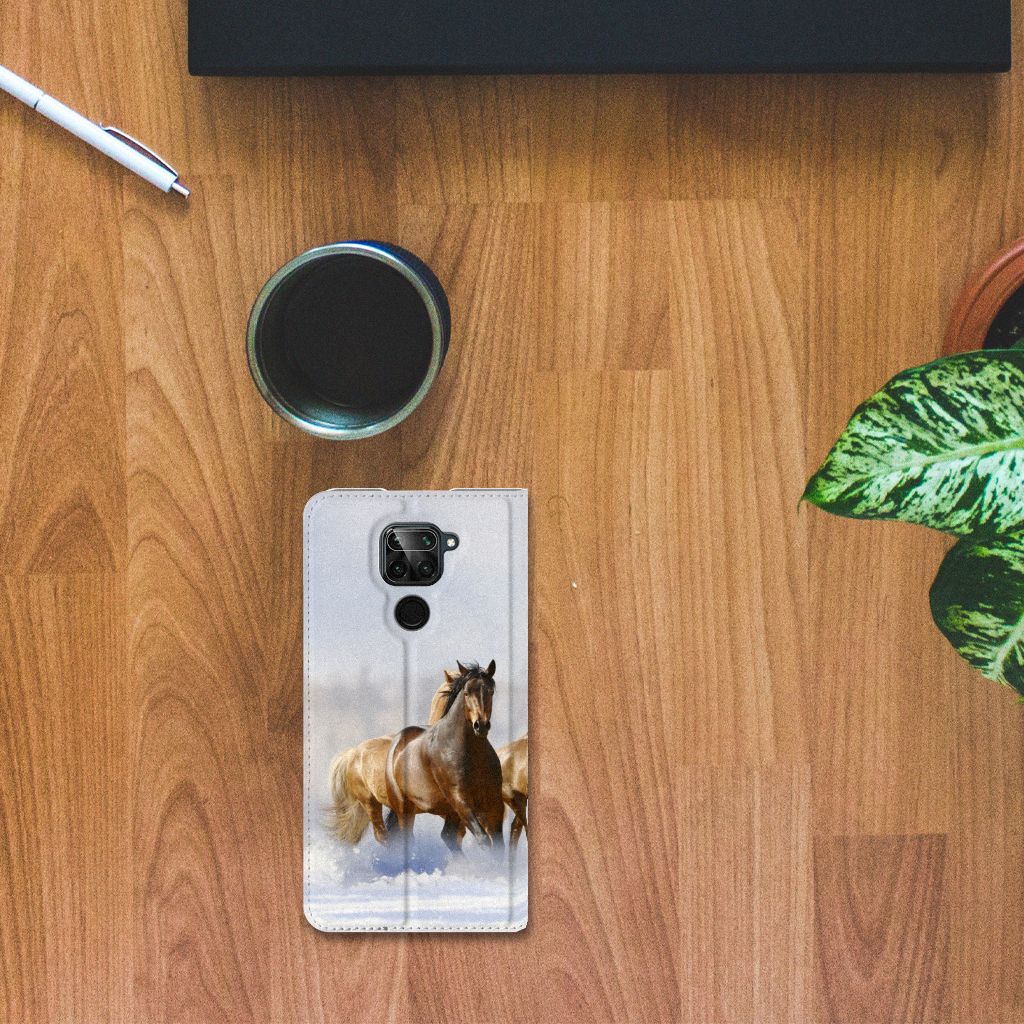 Xiaomi Redmi Note 9 Hoesje maken Paarden met afbeelding van paarden op houten tafel met koffie en planten