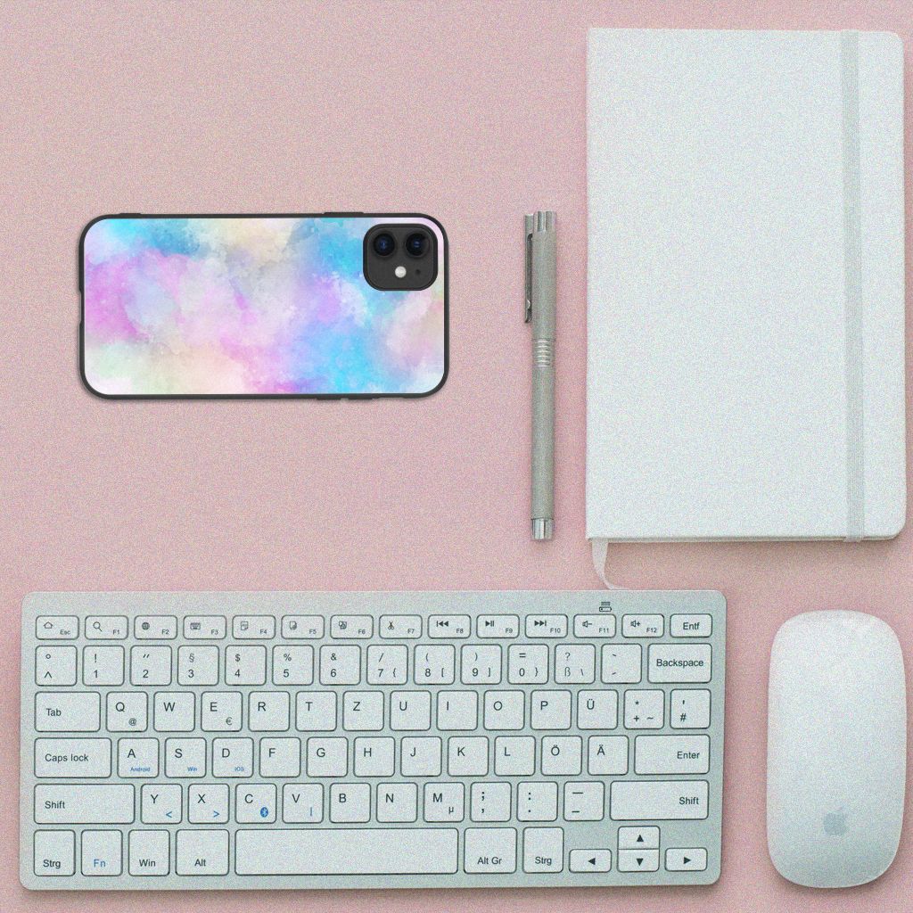Kleurrijke Telefoonhoesje iPhone 11 Watercolor Light op een bureau met toetsenbord en notitieboek.