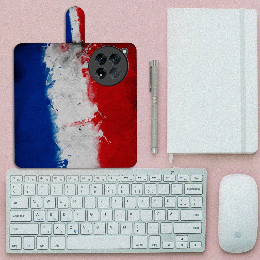 OnePlus 12 Bookstyle Case Nederland met artistiek ontwerp van de Nederlandse vlag, geplaatst naast een toetsenbord.