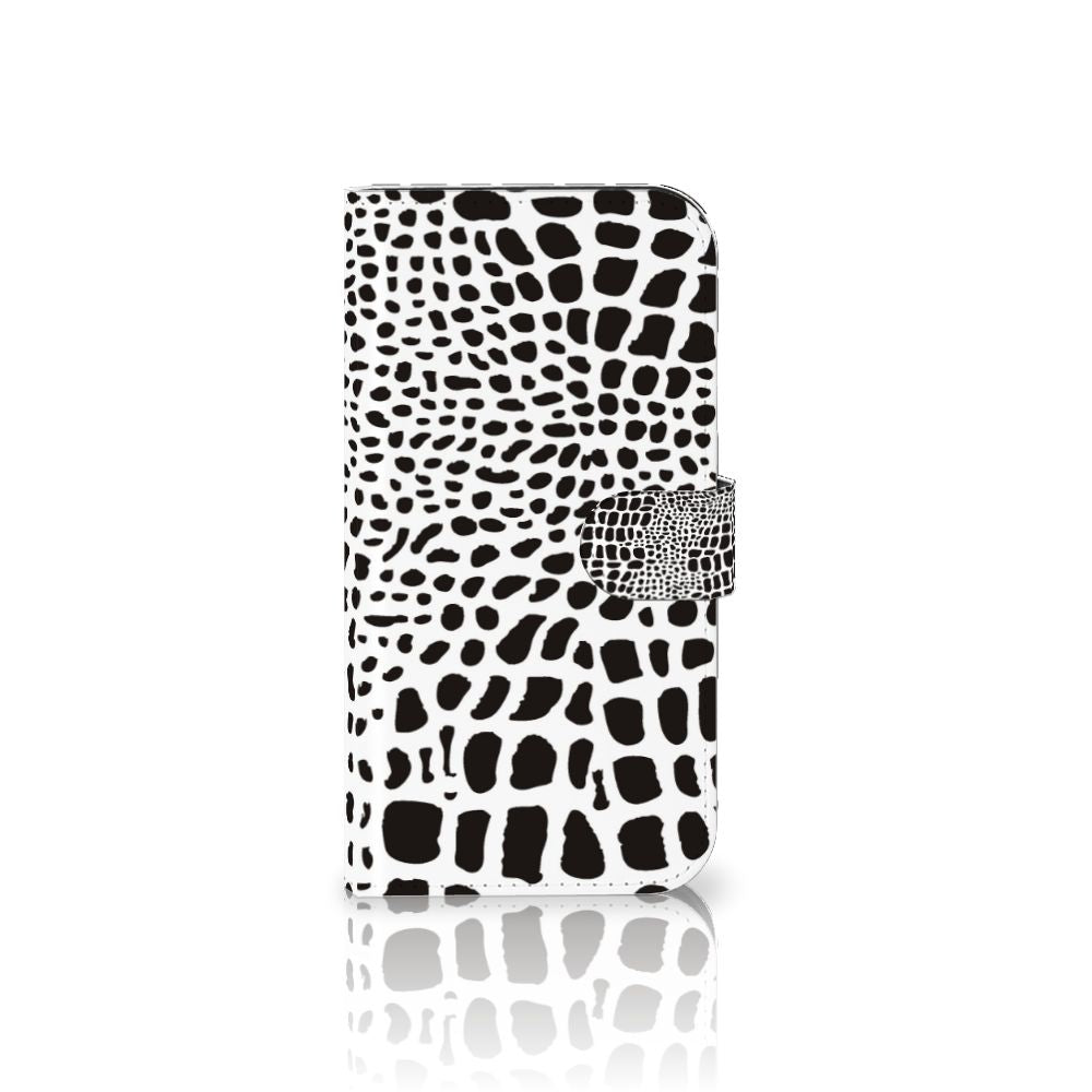 iPhone 15 Plus Telefoonhoesje met Pasjes Slangenprint in zwart en wit met magnetische sluiting