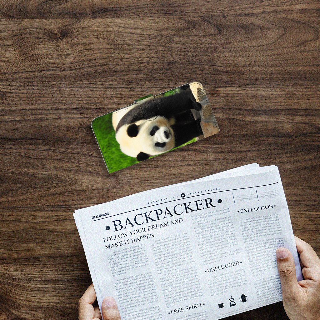 Samsung Galaxy A14 4G Telefoonhoesje met Pasjes Panda met een panda print op een houten tafel met een krant.