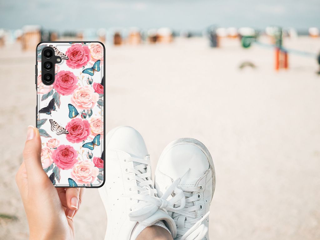 Samsung Galaxy A14 5G Bloemen Hoesje Butterfly Roses met bloemen- en vlinderdesign op het strand.