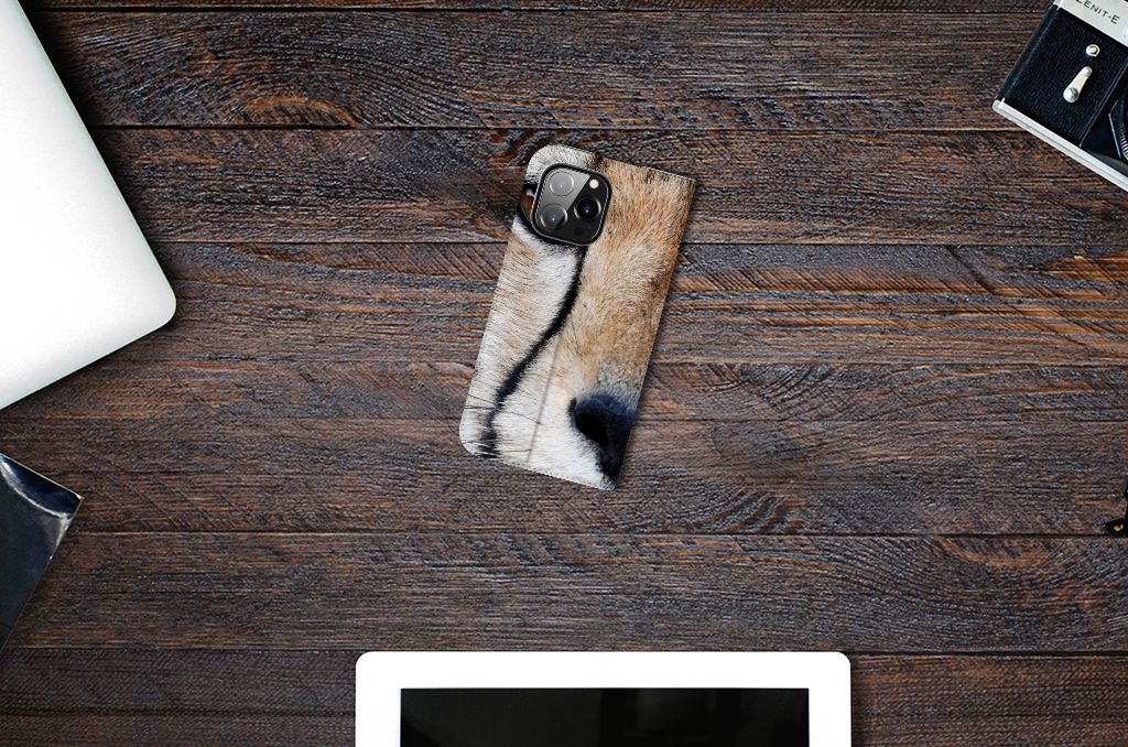 iPhone 14 Pro Max Hoesje maken Cheetah met cheetah print op houten tafel