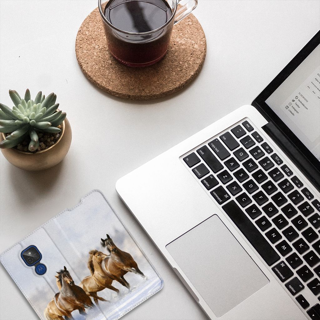 Motorola Moto G9 Play Hoesje maken Paarden op een bureau met een laptop en plant.