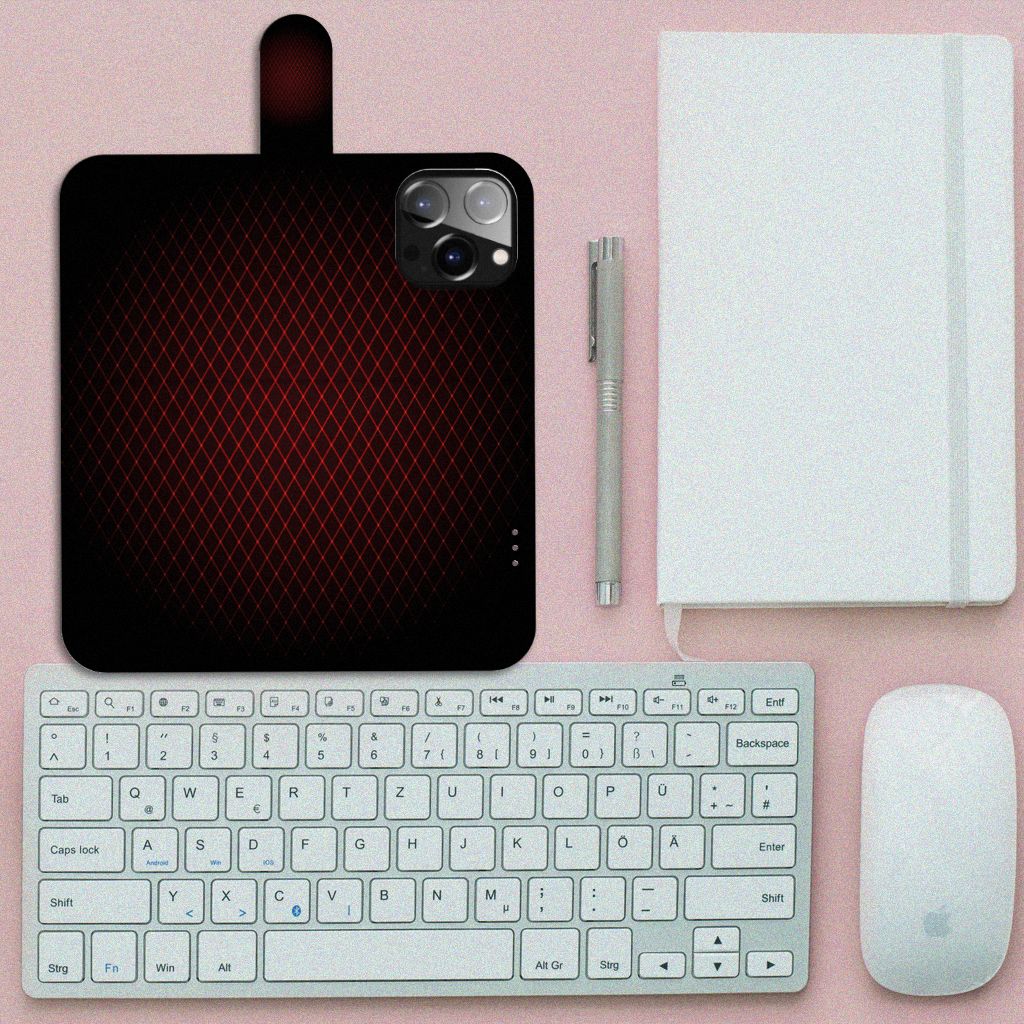 iPhone 14 Pro Max Telefoon Hoesje Geruit Rood op een bureau met toetsenbord en notitieboek.