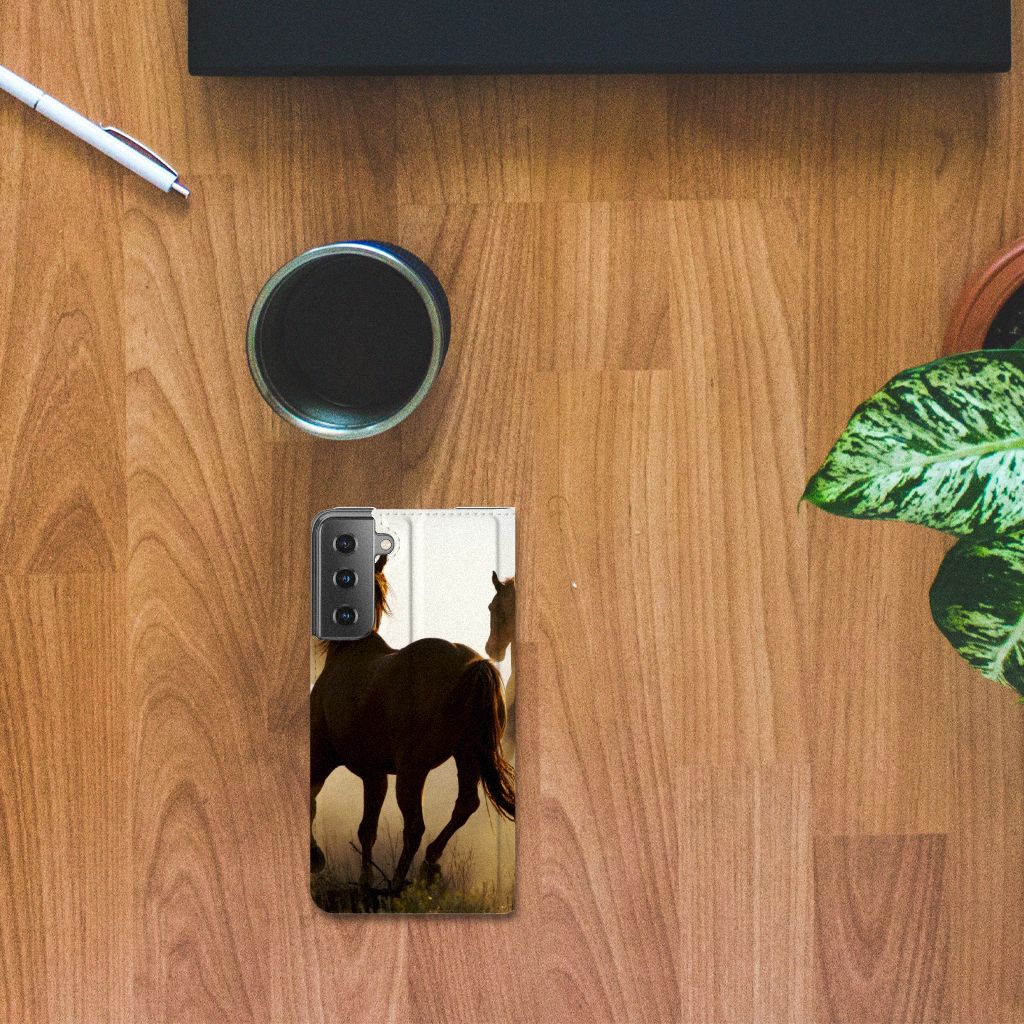 Samsung Galaxy S21 Hoesje maken Design Cowboy met paardenprint op een houten tafel.