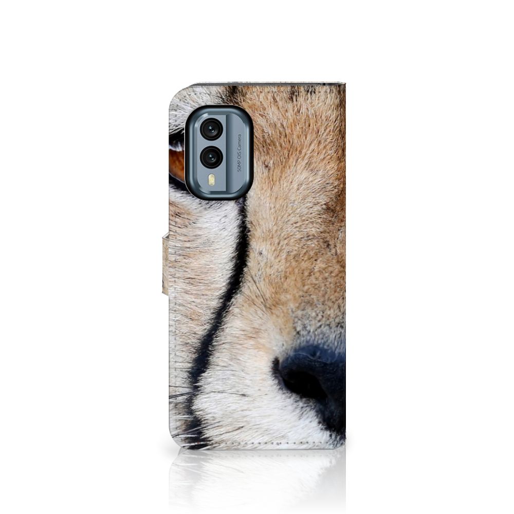 Nokia X30 Telefoonhoesje met Pasjes Cheetah - close-up van cheeta op telefoonhoesje.