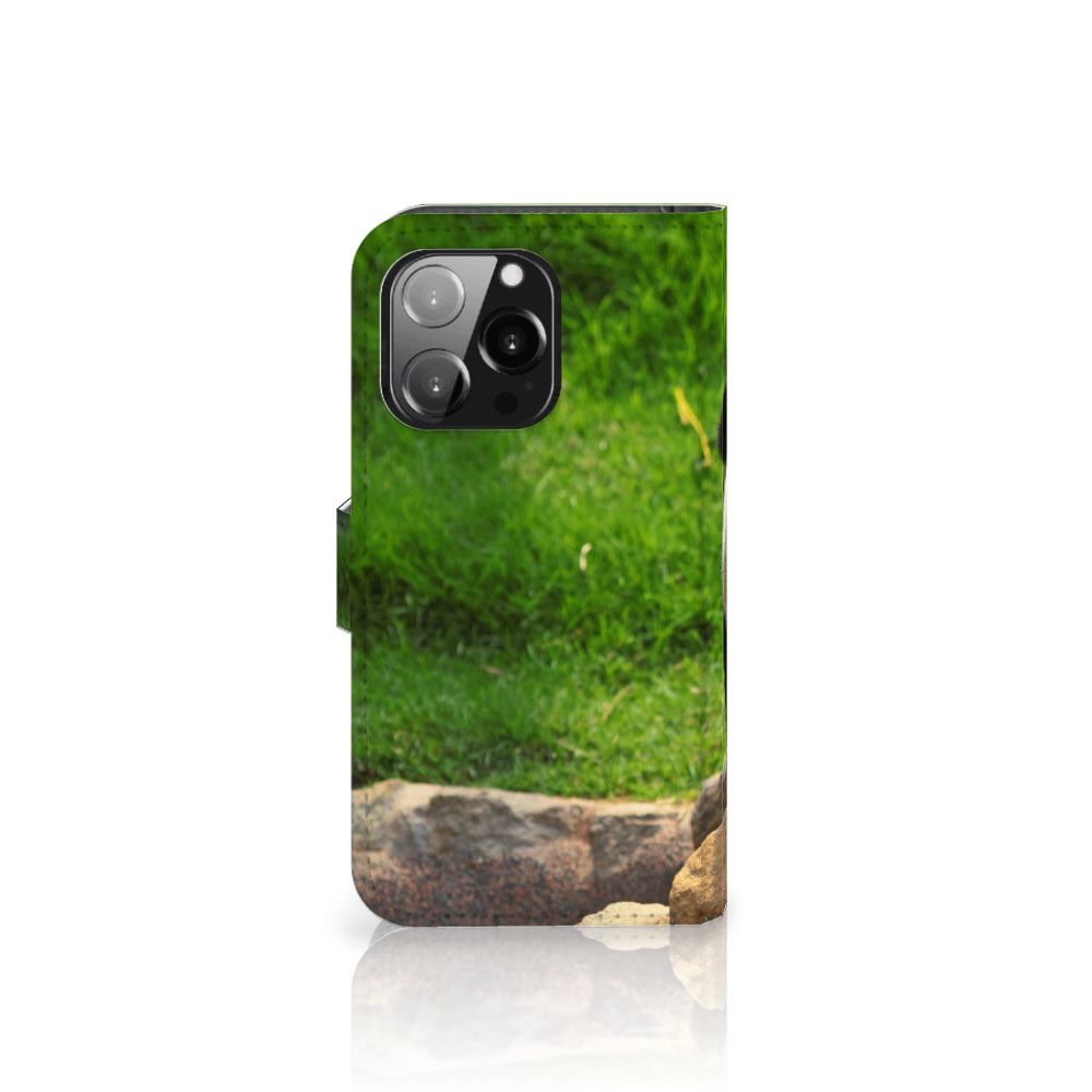 iPhone 13 Pro Telefoonhoesje met Pasjes Panda met een schattige panda print in groene omgeving.