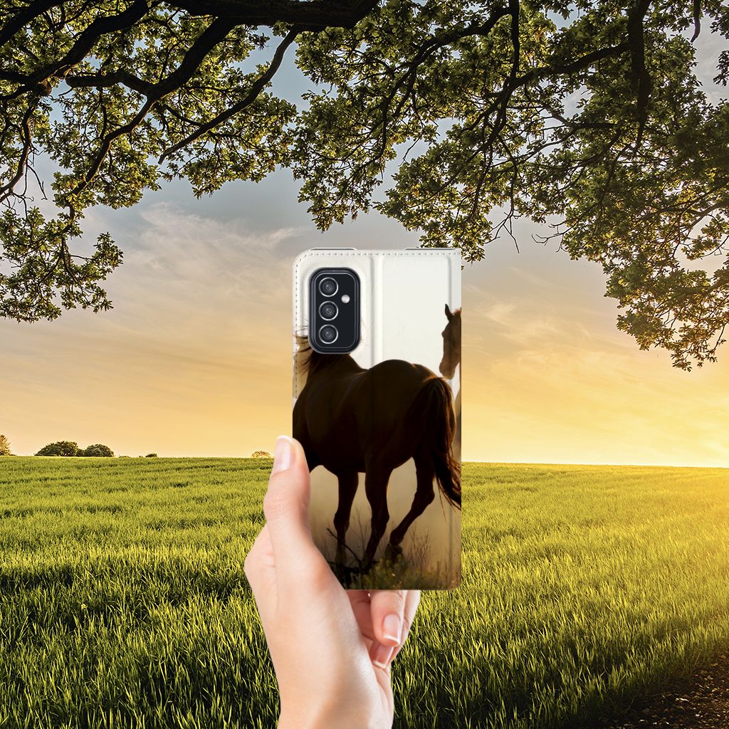 Samsung Galaxy M52 Hoesje maken Design Cowboy met silhouet van paarden in een natuurlijke omgeving