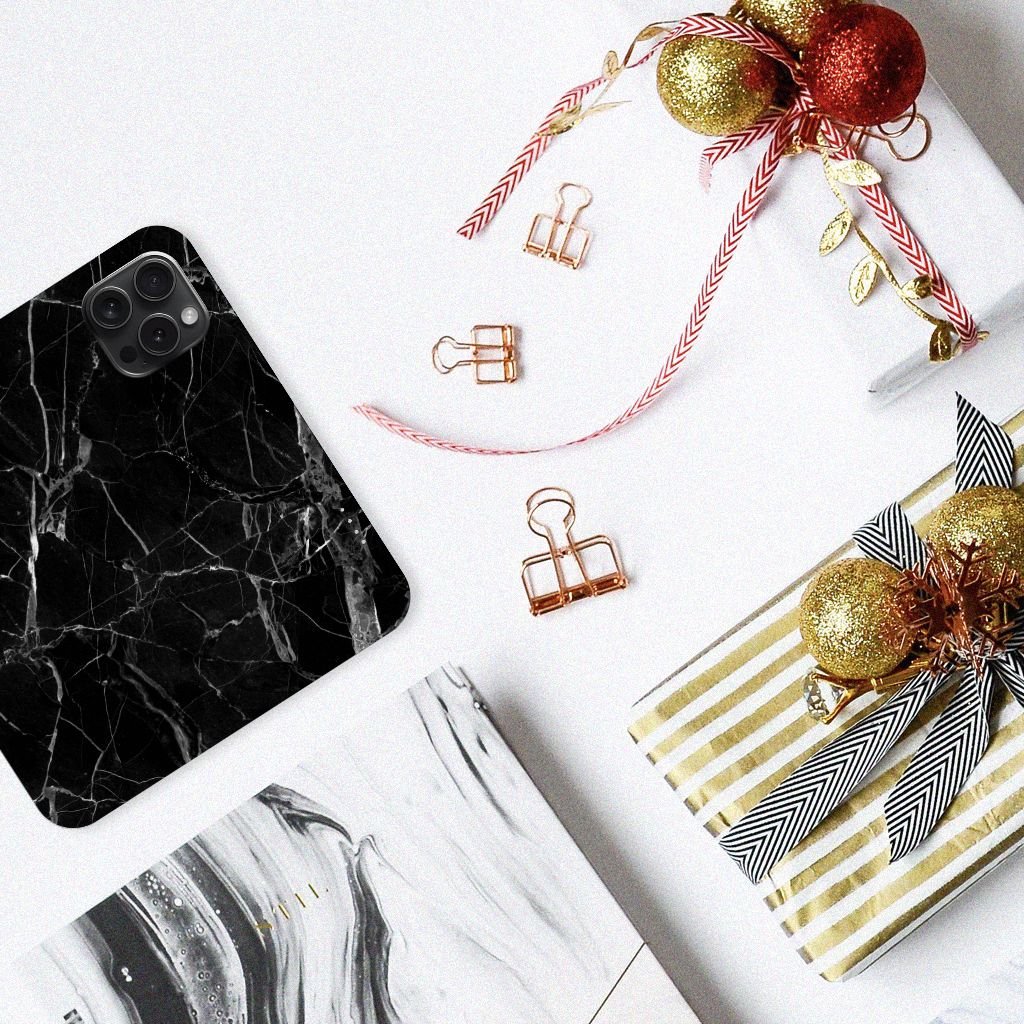 iPhone 15 Pro Standcase Marmer Zwart - Origineel Cadeau Vader met kerstversiering en cadeaupapier.