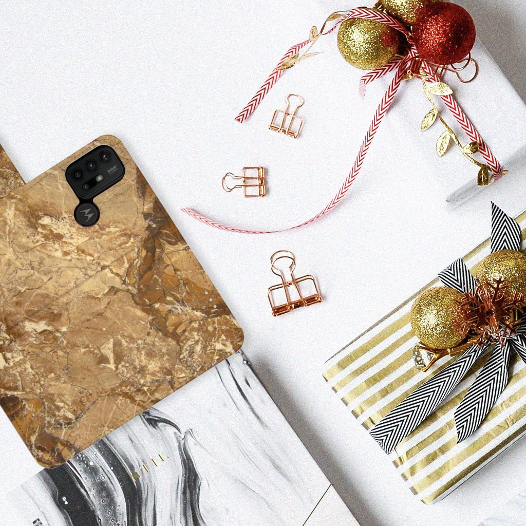 Motorola Moto G10 | G20 | G30 Bookcase Marmer Creme met gouden marmerafdruk naast kerstversiering en geschenkdozen.