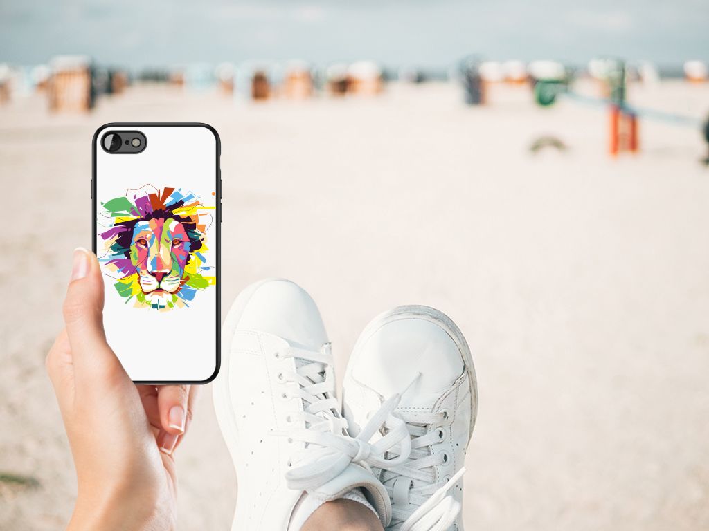 iPhone SE 2022 | SE 2020 | 7/8 Hoesje Lion Color in hand, beach background, colorful lion design.