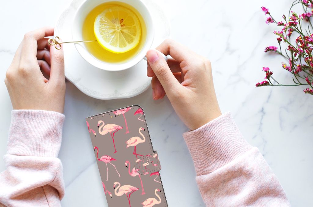 Samsung Galaxy A14 5G Telefoonhoesje met Pasjes Flamingo op een tafel naast een kopje thee.