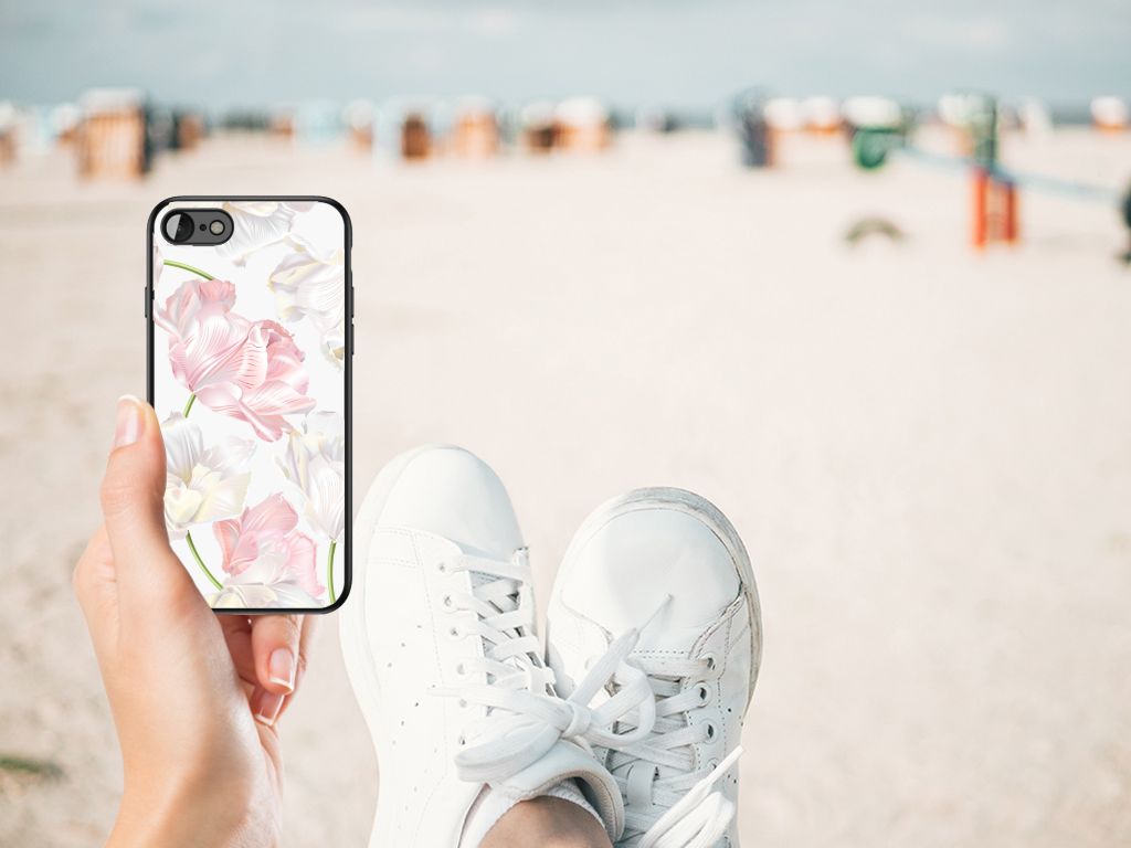 iPhone SE 2022 | SE 2020 | 7/8 Bloemen Hoesje Lovely Flowers in hand with sneakers on the beach