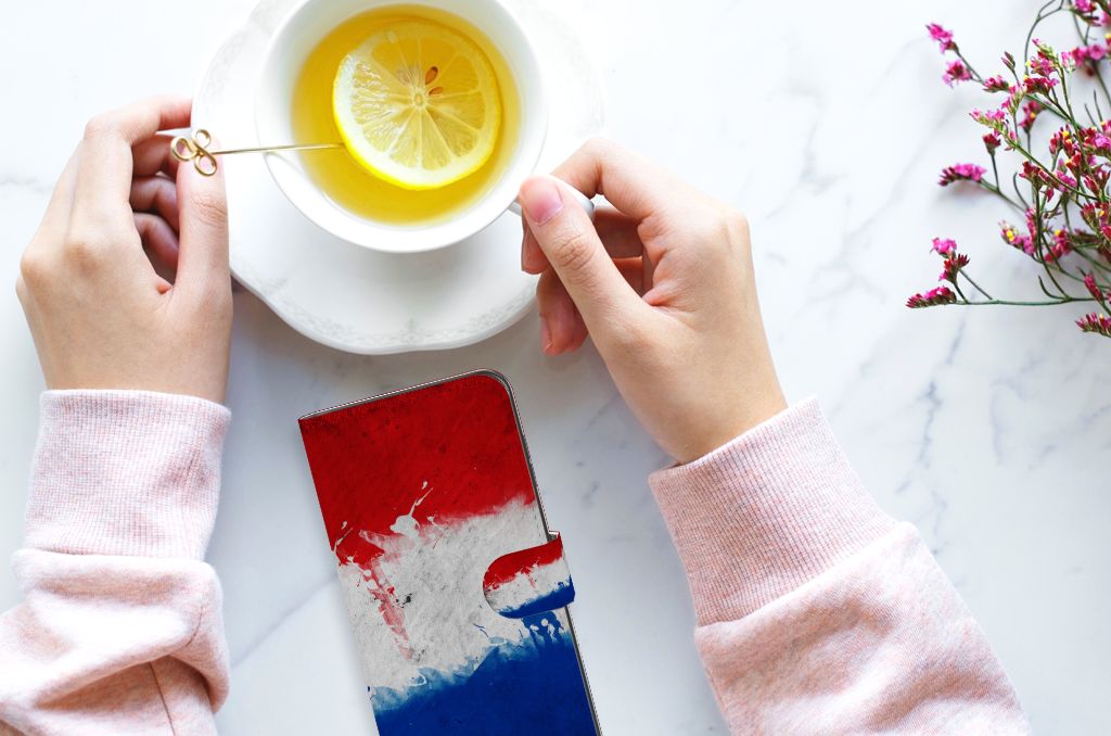 Samsung Galaxy A05s Bookstyle Case Nederland met artistieke Nederlandse vlag en een kop thee.