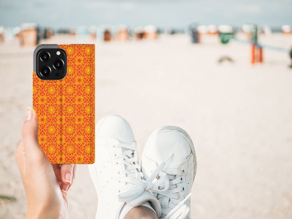 iPhone 13 Pro Hoesje met Magneet Batik Oranje - B2C Telecom