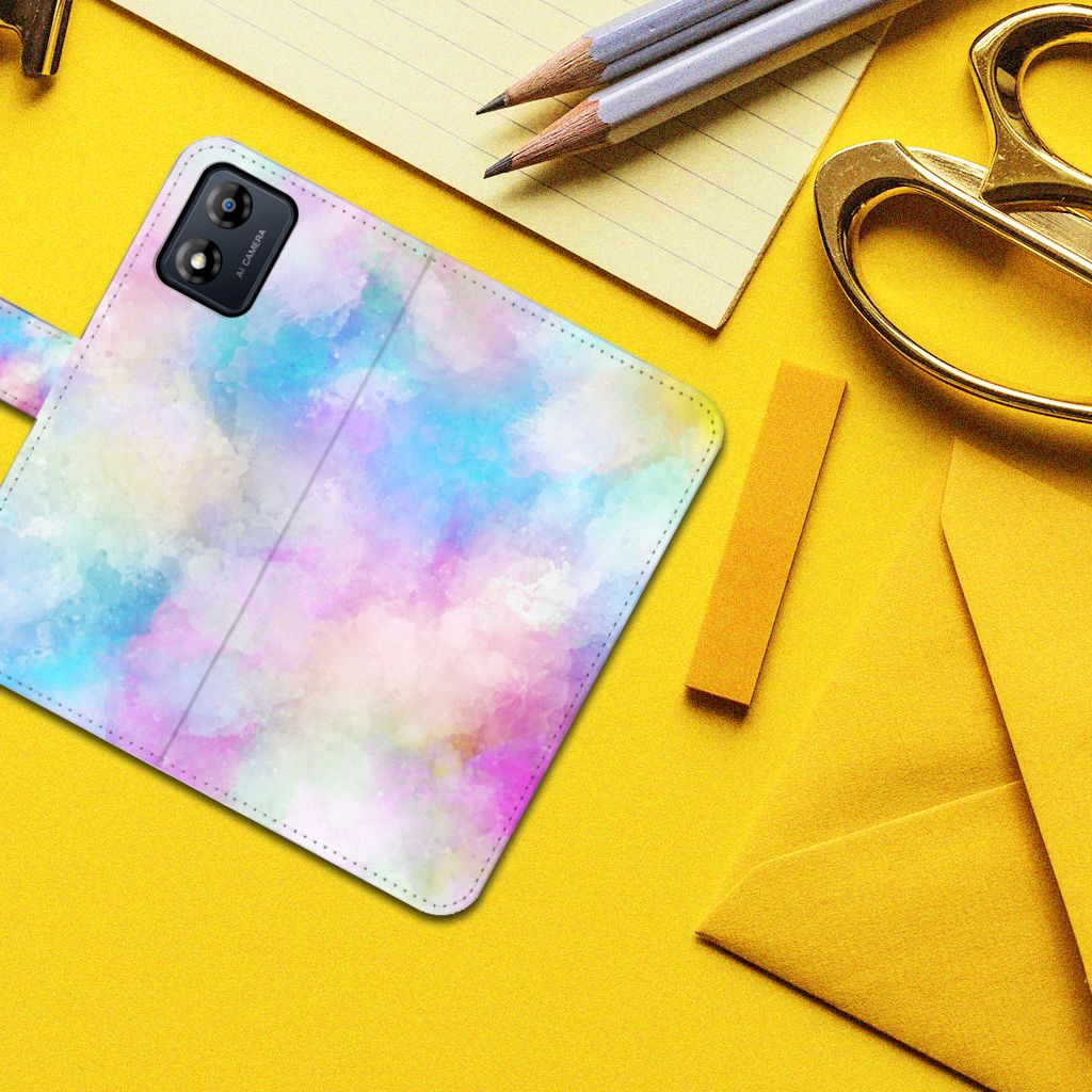 Hoesje Motorola Moto E13 4G Watercolor Light op een gele ondergrond met schrift en pennen.