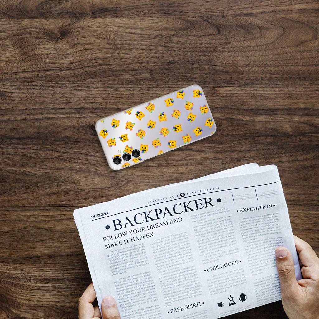 TPU bumper voor Samsung Galaxy A14 5G Katten Emojis op een houten tafel met een krant eronder.