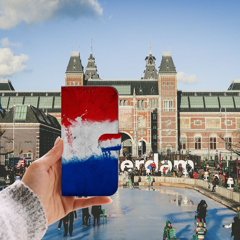 iPhone 13 Pro Max Bookstyle Case Nederland met Nederlandse vlag voor achtergrond van Amsterdam's Rijksmuseum.
