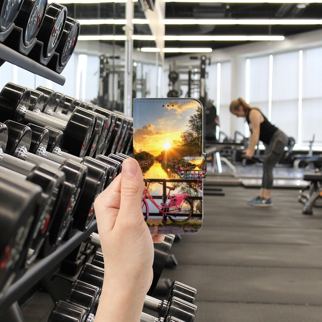 iPhone 13 Pro Flip Cover Amsterdamse Grachten in de sportschool met sfeer van de grachten 🌅
