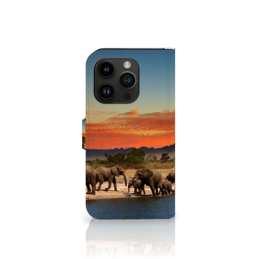 iPhone 15 Pro Telefoonhoesje met Pasjes Olifanten met olifanten onder een prachtige rode lucht 🌅.