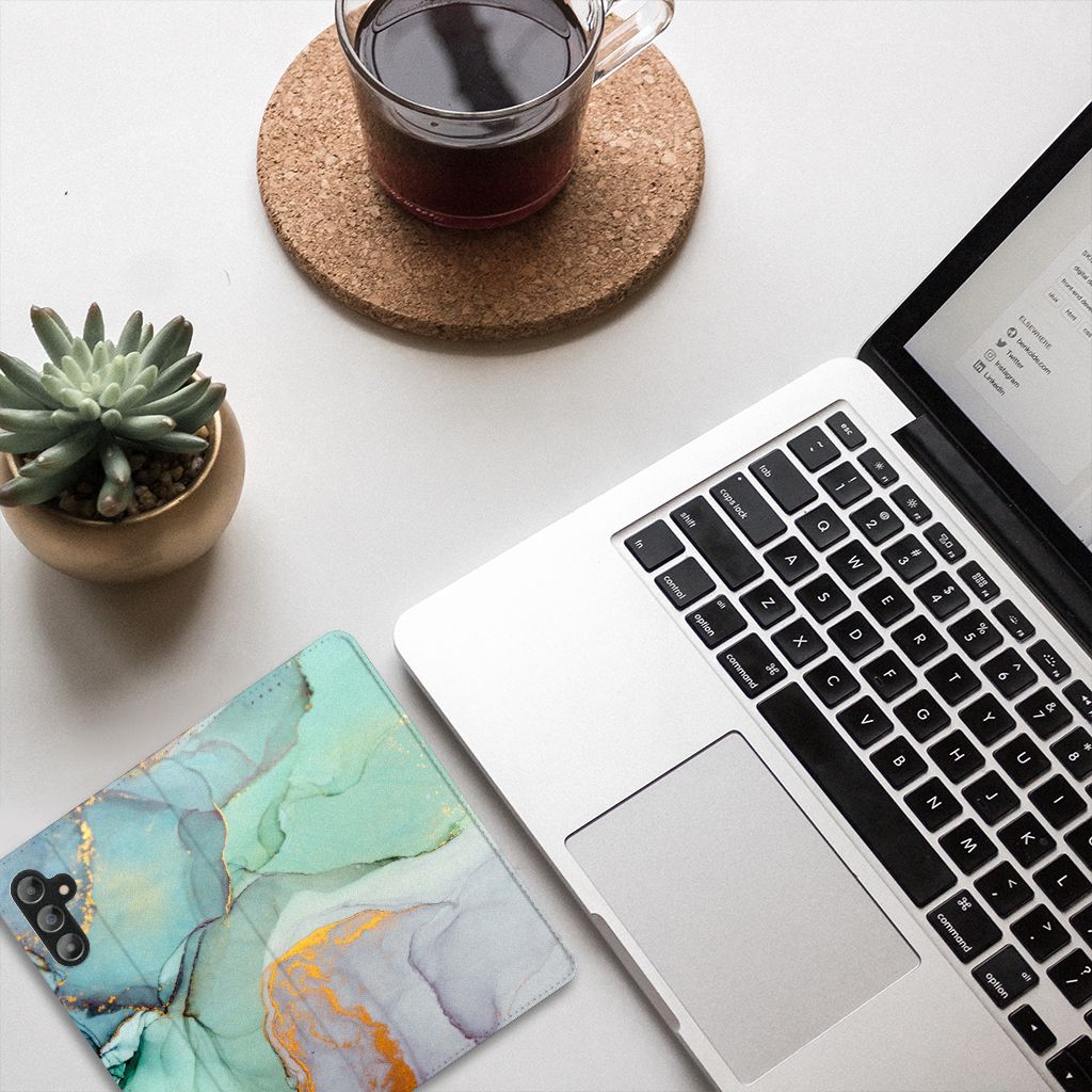 Bookcase voor Samsung Galaxy A14 5G Watercolor Mix op bureau met laptop en koffie.