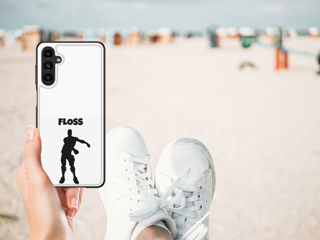 Samsung Galaxy A14 5G Hoesje Floss met illustratie, in hand op strand, met sneakers op de voorgrond.