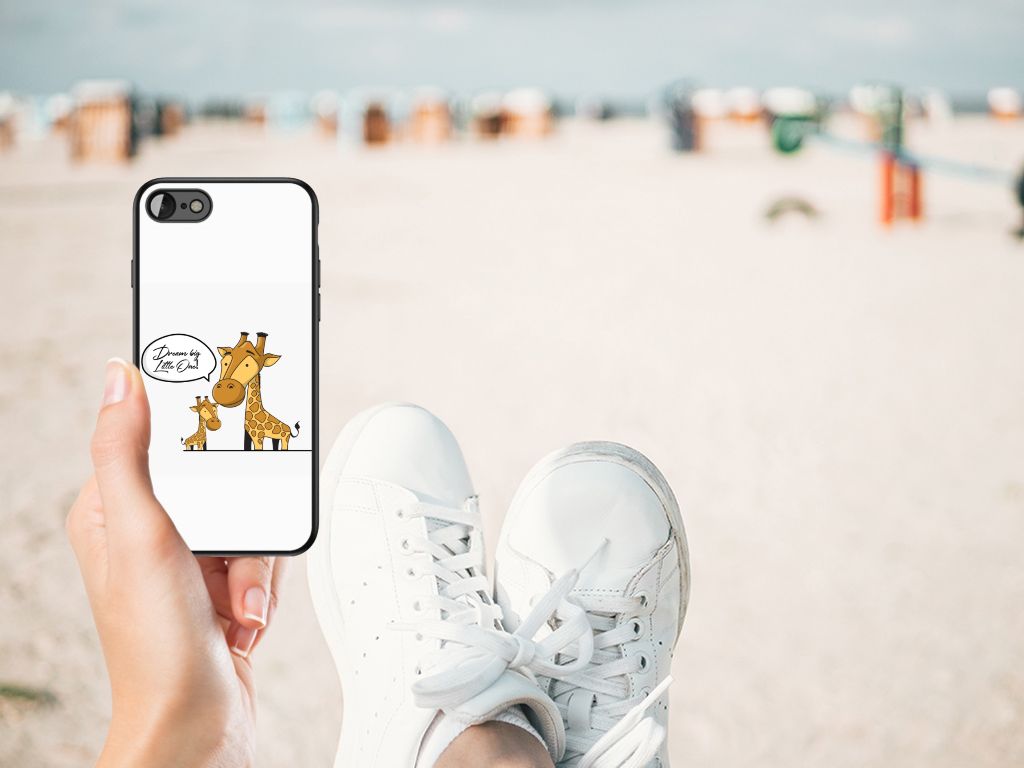 iPhone SE 2022 | SE 2020 | 7/8 Hoesje Giraffe met giraffenillustraties op een strand achtergrond.