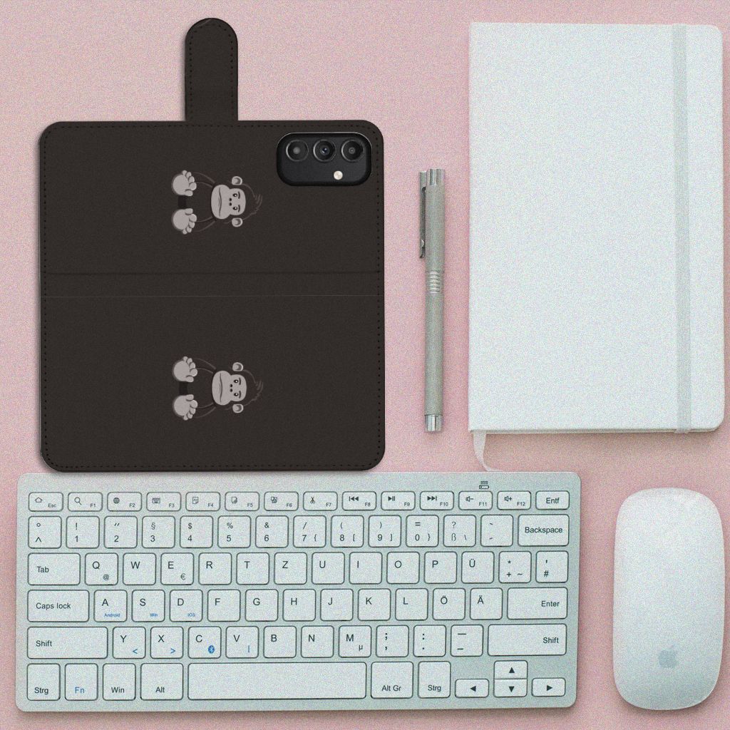 Samsung Galaxy A14 4G Leuk Hoesje Gorilla op een bureau met toetsenbord, muis en notitieboek.