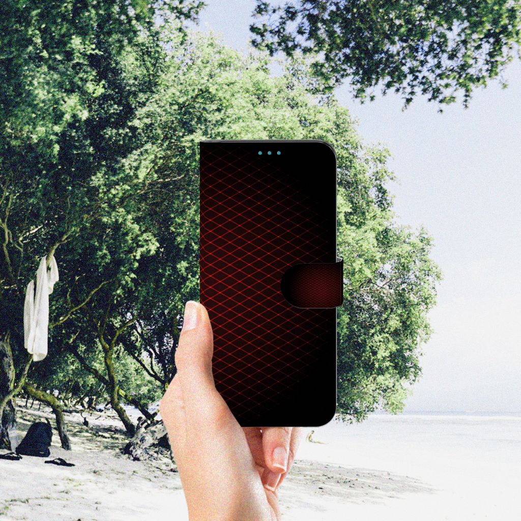 Samsung Galaxy A73 5G Telefoon Hoesje Geruit Rood in hand bij het strand met groene bomen op de achtergrond.
