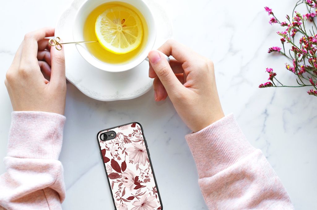 Kleurrijke Telefoonhoesje iPhone SE 2022 | SE 2020 | 7/8 Watercolor Flowers met bloemenprint op tafel met een kopje thee.