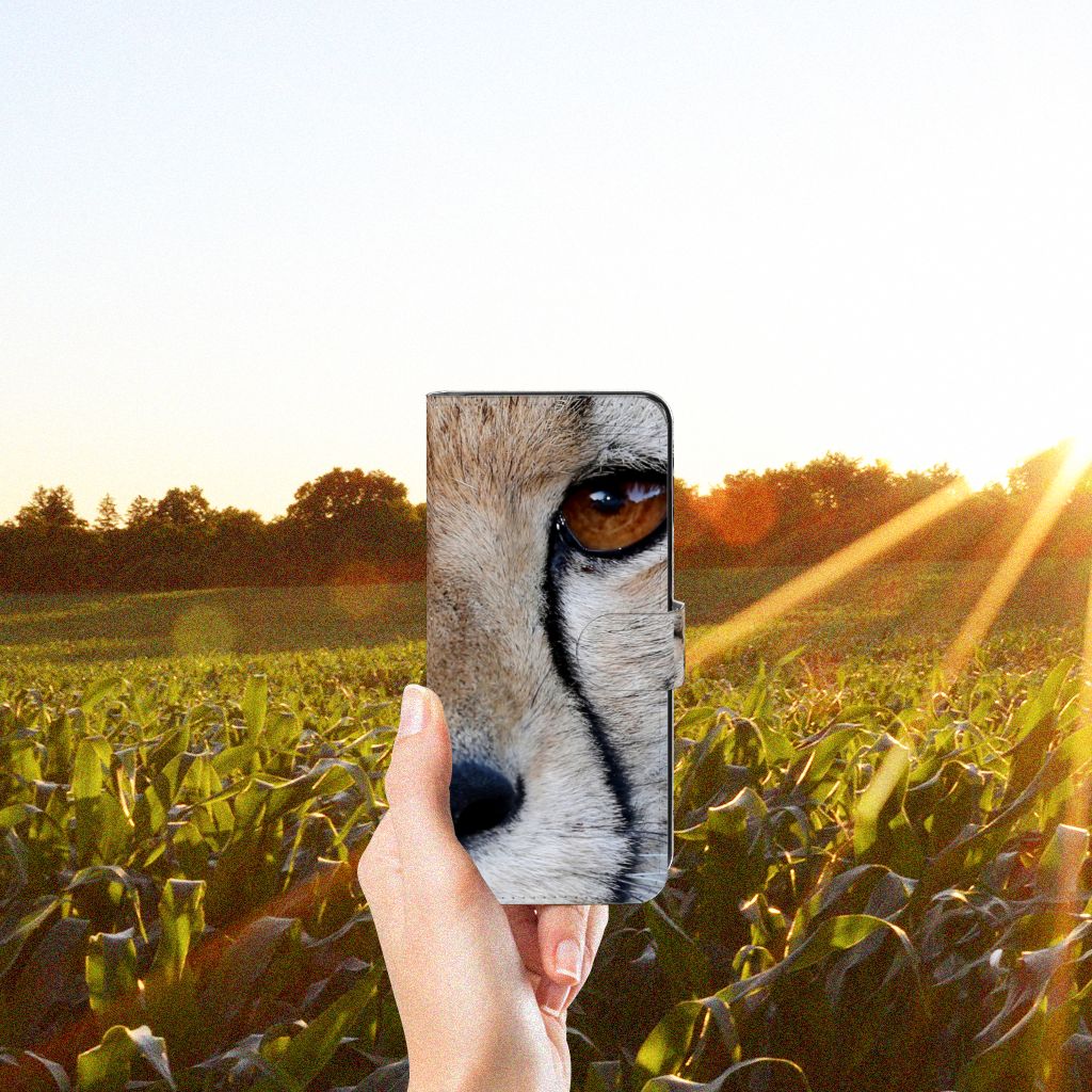 Samsung Galaxy M53 Telefoonhoesje met Pasjes Cheetah close-up van cheetah's oog met zonlicht op achtergrond.