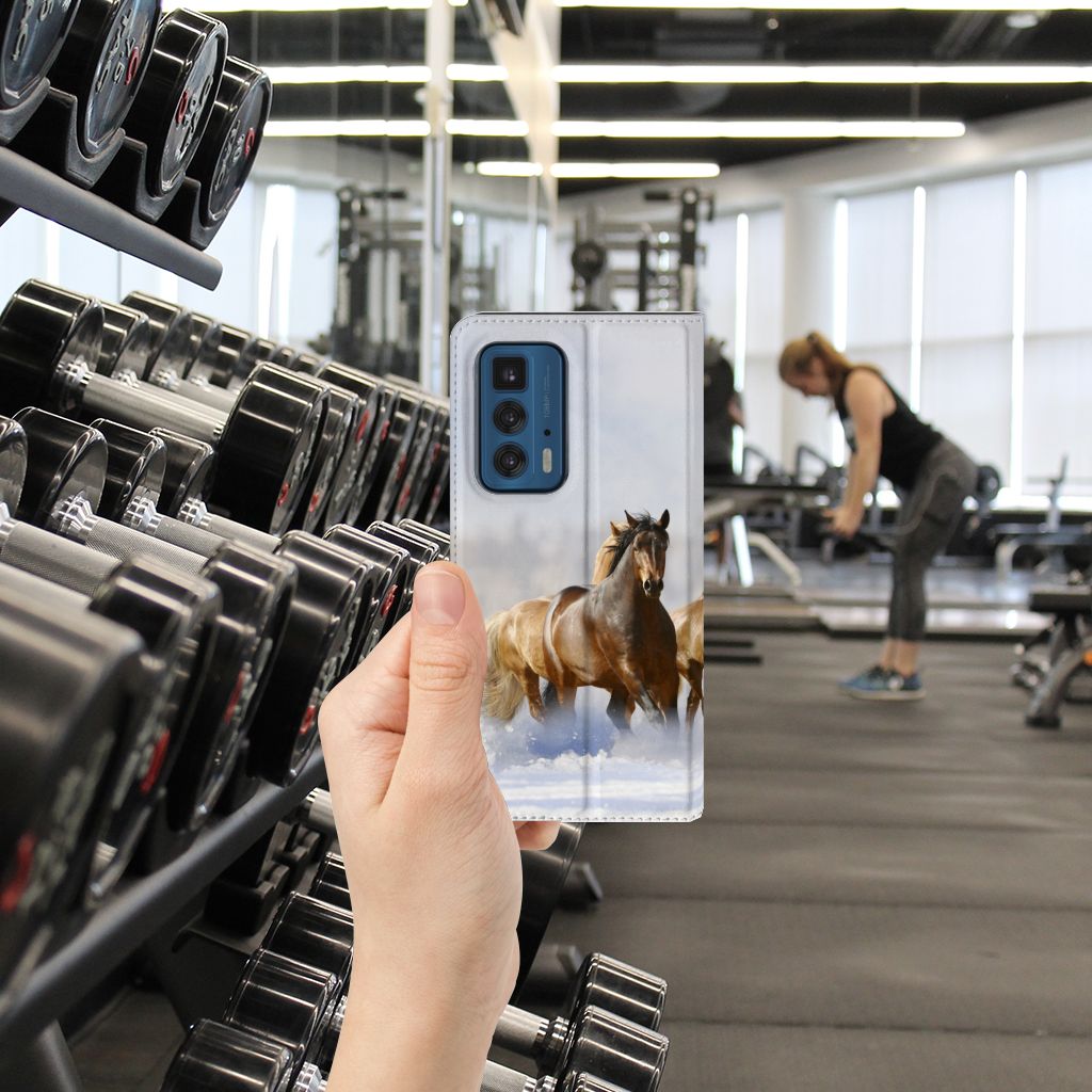 Smartphonehoesje met afbeelding van paarden in de hand, Motorola Edge 20 Pro Hoesje maken Paarden.