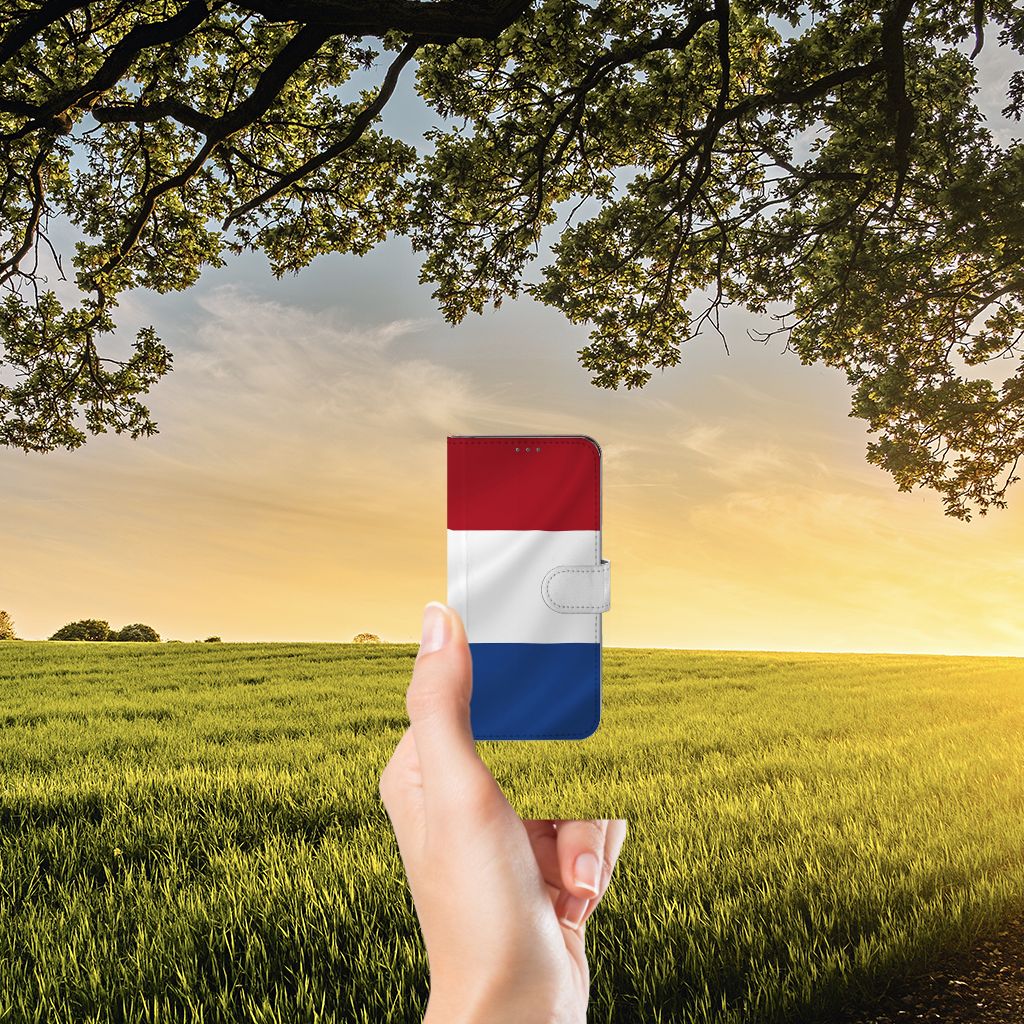 Samsung Galaxy A22 4G | M22 Bookstyle Case Nederlandse Vlag in hand met zonsondergang en natuur.