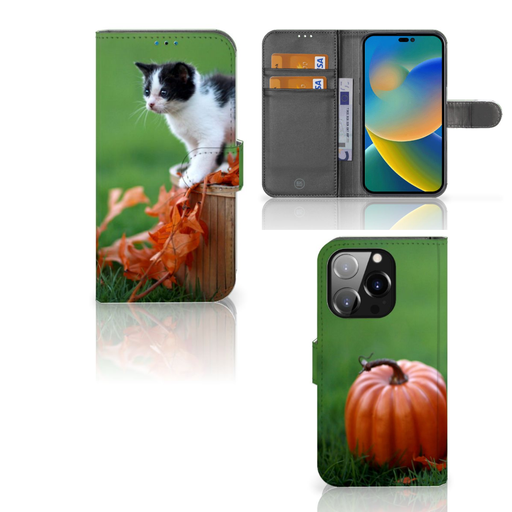 iPhone 14 Pro Telefoonhoesje met Pasjes Kitten met een speelse kitten en een pompoen 🌟