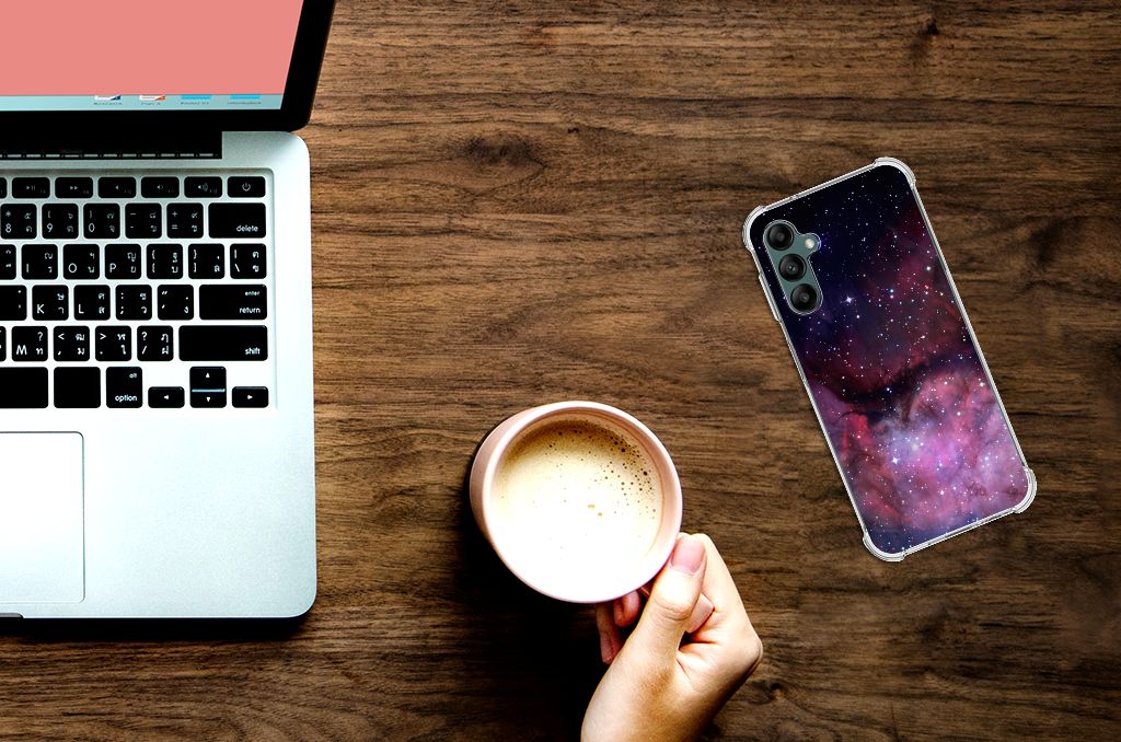 Shockproof Case voor Samsung Galaxy A14 5G/4G Galaxy op een bureau met een laptop en een mok koffie.
