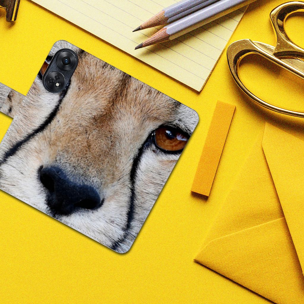 OPPO Reno8 T 4G Telefoonhoesje met Pasjes Cheetah close-up van cheeta op een gele achtergrond.