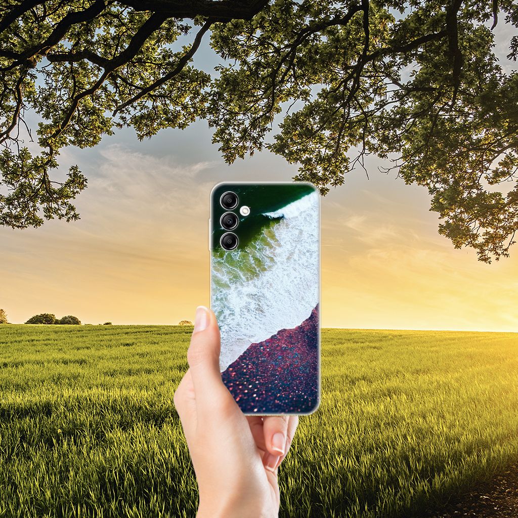 Samsung Galaxy A14 5G TPU Hoesje Sea in Space met zee- en zonontwerp in hand in natuur.