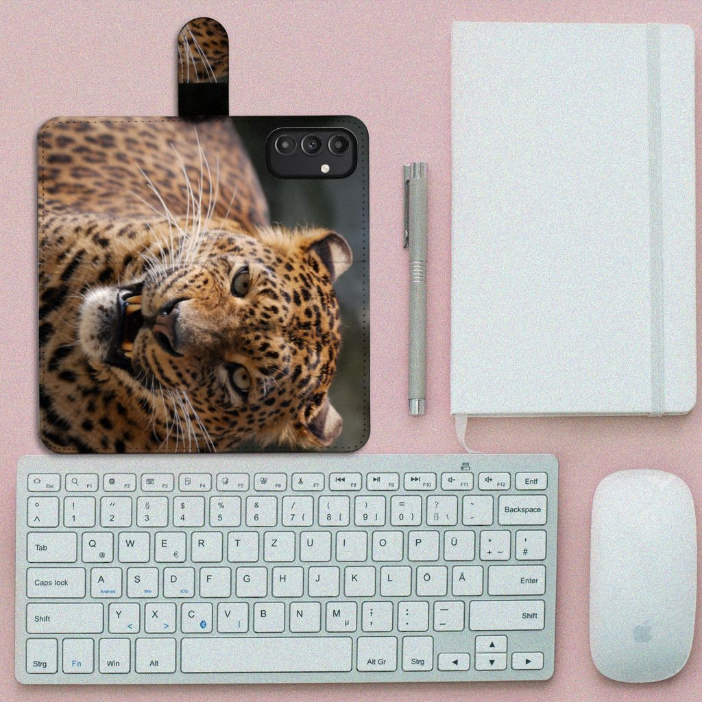 Samsung Galaxy A14 4G Telefoonhoesje met Pasjes Luipaard op een bureau met toetsenbord en notitieboek.
