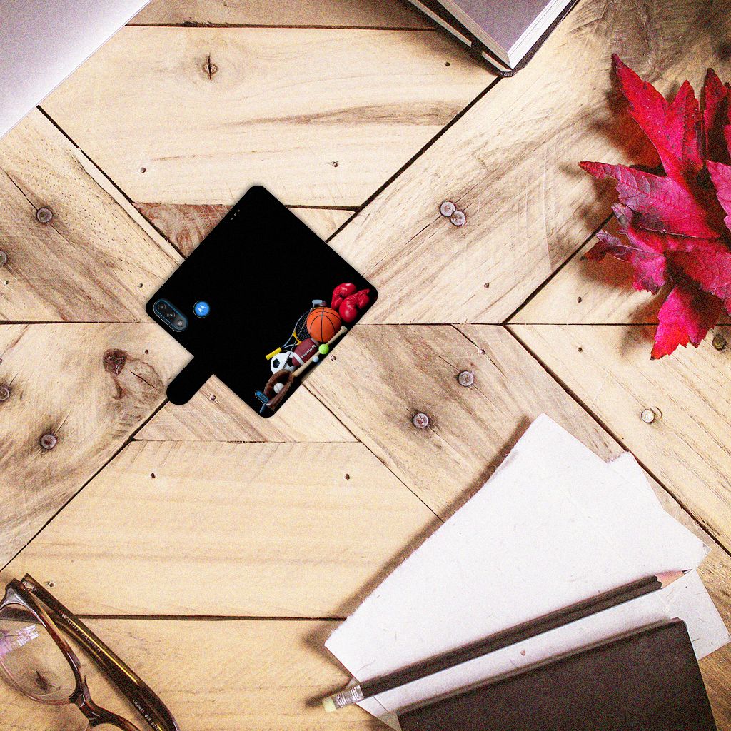 Motorola Moto E7i Power | E7 Power Wallet Case met Pasjes Sports op een houten tafel met sportitems en kantooraccessoires.