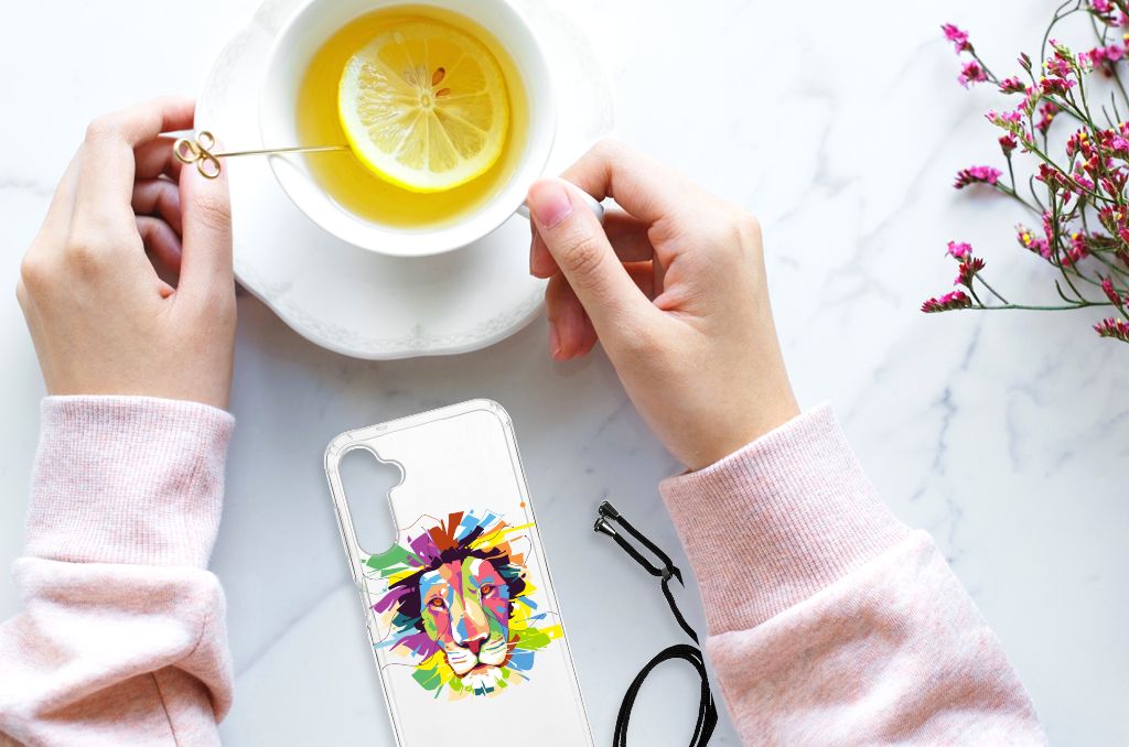 Samsung Galaxy A14 5G Stevig Bumper Hoesje Lion Color met een kleurrijke leeuw op een tafel met thee.