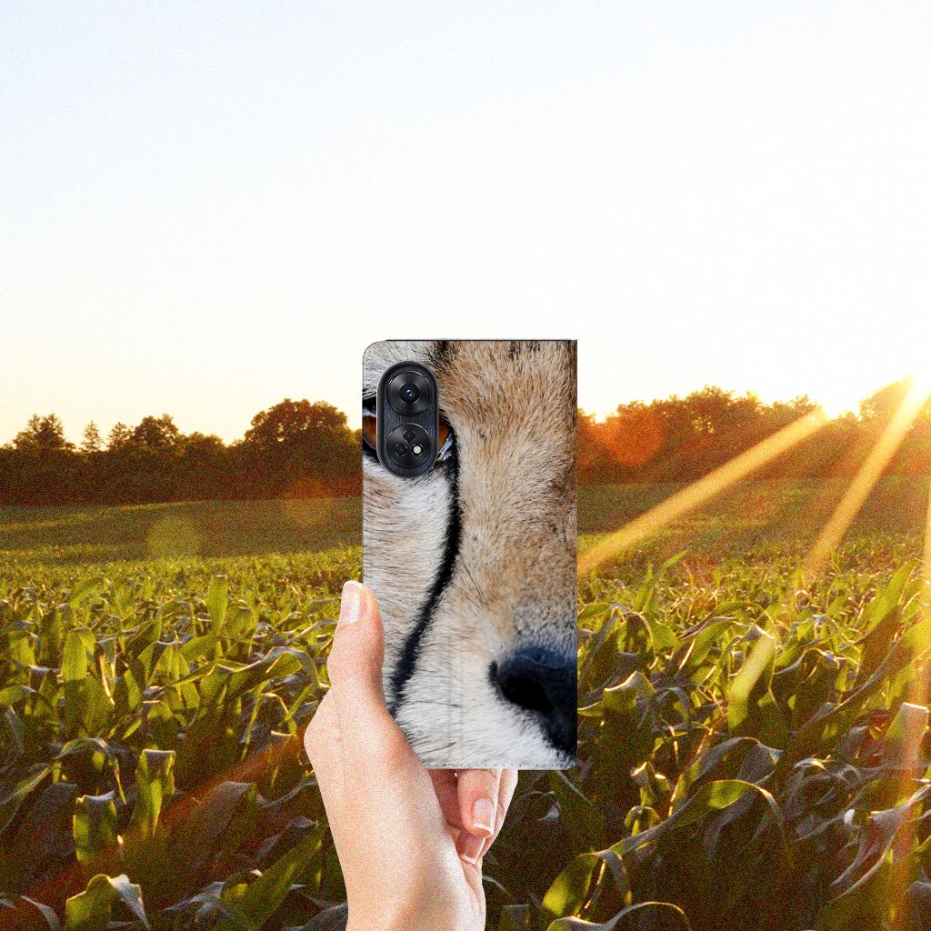 Hand holding OPPO Reno8 T 4G Hoesje maken Cheetah with a close-up of a cheetah's face against a sunset backdrop.