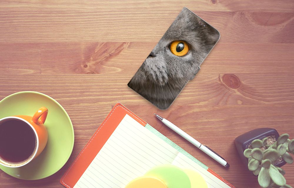 Telefoonhoesje met Pasjes Motorola Moto G60s Britse Korthaar op een houten tafel met accessoires.